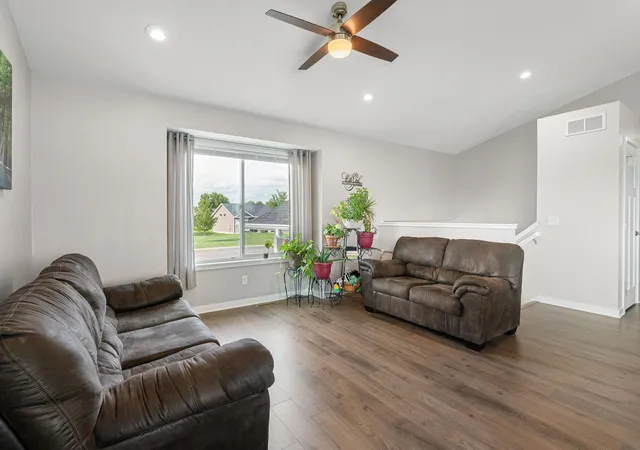 Photo 2 of Single family home for sale at 805 El Dorado St Se, Owatonna, MN 55060 | MLS# 7098470 | Listing updated on 2026-09-18