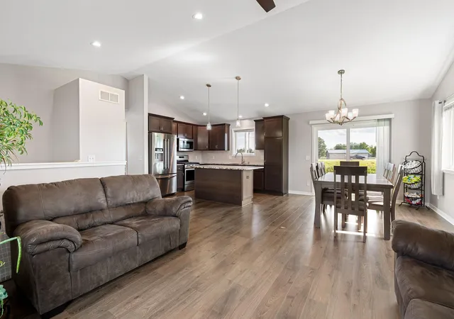 Photo 3 of Single family home for sale at 805 El Dorado St SE, Owatonna, MN 55060 | MLS# 7098470 | Listing updated on 2026-09-18