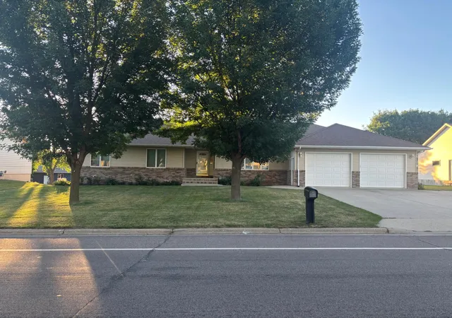 Photo 1 of Single family home for sale at 401 S Bruce St, Marshall, MN 56258 | MLS# 7098574 | Listing updated on 2026-08-18