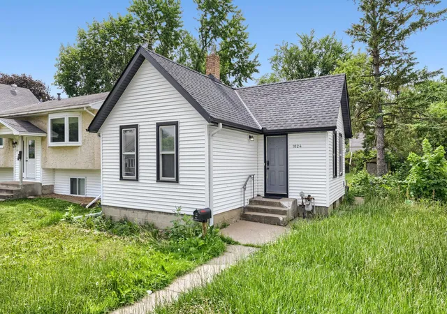 Photo 1 of Sale Pending at 1024 Geranium Ave E, Saint Paul, MN 55106 | MLS# 7098677 | Listing updated on 2026-10-15