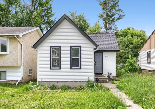 Photo 2 of Sale Pending at 1024 Geranium Ave E, Saint Paul, MN 55106 | MLS# 7098677 | Listing updated on 2026-10-15