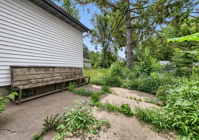 Photo 3 of Sale Pending at 1024 Geranium Ave E, Saint Paul, MN 55106 | MLS# 7098677 | Listing updated on 2026-10-15
