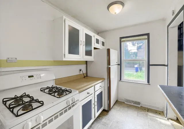 Photo 4 of Sale Pending at 1024 Geranium Ave E, Saint Paul, MN 55106 | MLS# 7098677 | Listing updated on 2026-10-15