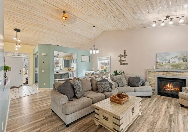 4th image of 13761 Dorothy Dr, Rogers, MN 55374 | MLS# 7098754
