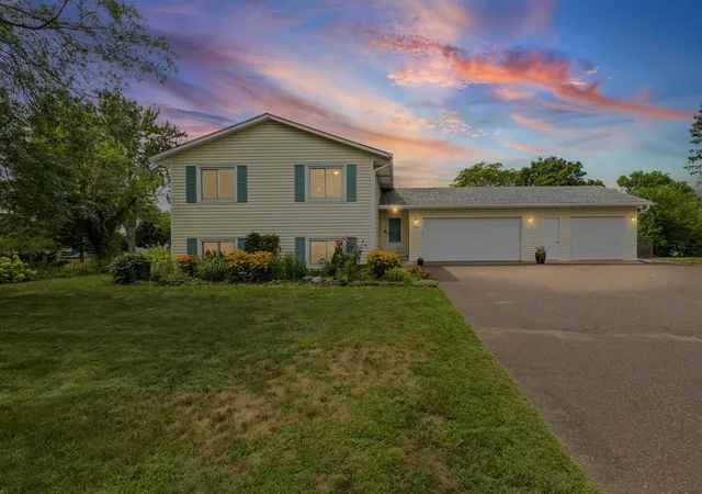 1st image of 3021 Mary Ct, Saint Paul, MN 55109 | MLS# 7098758