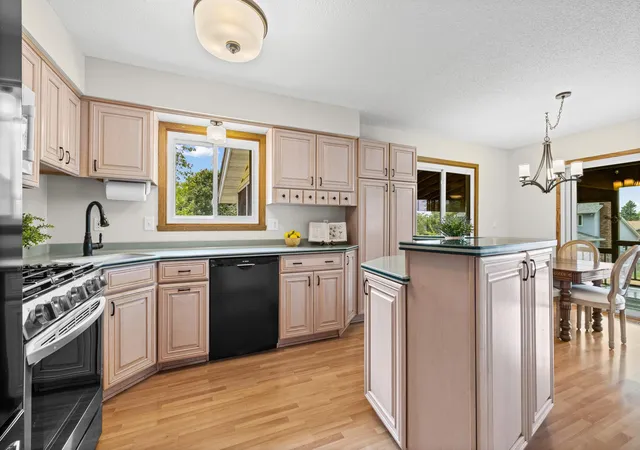 5th image of 3021 Mary Ct, Saint Paul, MN 55109 | MLS# 7098758