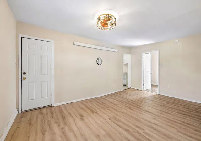 2nd image of 825 18th Ave Ne, Minneapolis, MN 55418 | MLS# 7098777