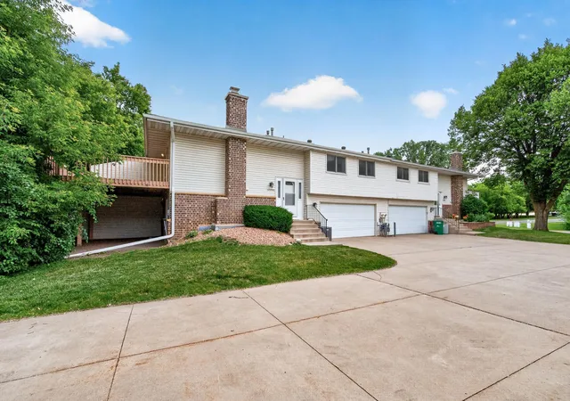 Homes for sale in Burnsville, MN | 12206 Oak Leaf Cir, Burnsville, MN 55337 | MLS# 7098779