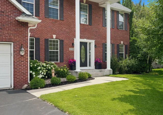 Photo 1 of Sale Pending at 10196 Stony Crk Dr, Saint Paul, MN 55129 | MLS# 7098836 | Listing updated on 2026-08-04