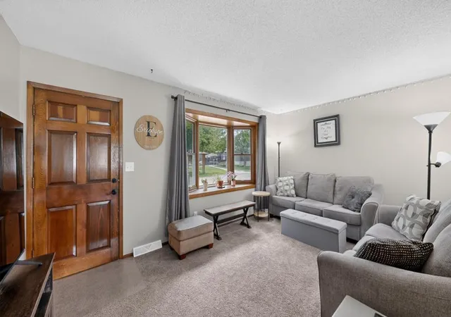2nd image of 915 16 1/4 St Se, Rochester, MN 55904 | MLS# 7098870