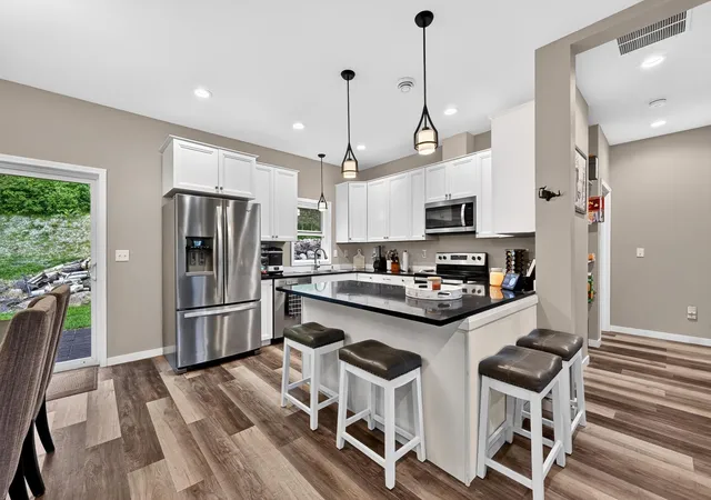 3rd image of 915 N Basswood Ave, Duluth, MN 55811 | MLS# 7098919