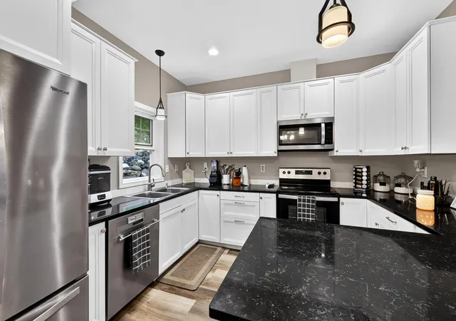 4th image of 915 N Basswood Ave, Duluth, MN 55811 | MLS# 7098919