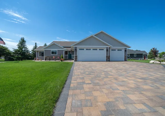 Homes for sale in Alexandria, MN | 814 Curt Felt Dr, Alexandria, MN 56308 | MLS# 7098960