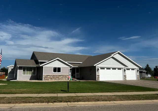 Photo 1 of Single family home for sale at 814 Curt Felt Dr, Alexandria, MN 56308 | MLS# 7098960 | Listing updated on 2026-10-01