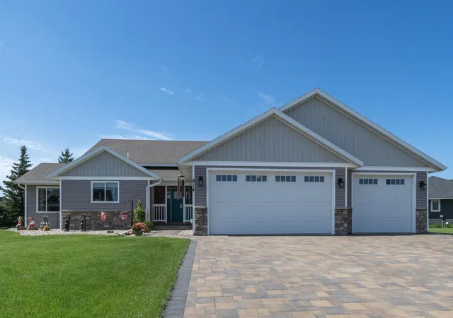 Photo 2 of Single family home for sale at 814 Curt Felt Dr, Alexandria, MN 56308 | MLS# 7098960 | Listing updated on 2026-10-01