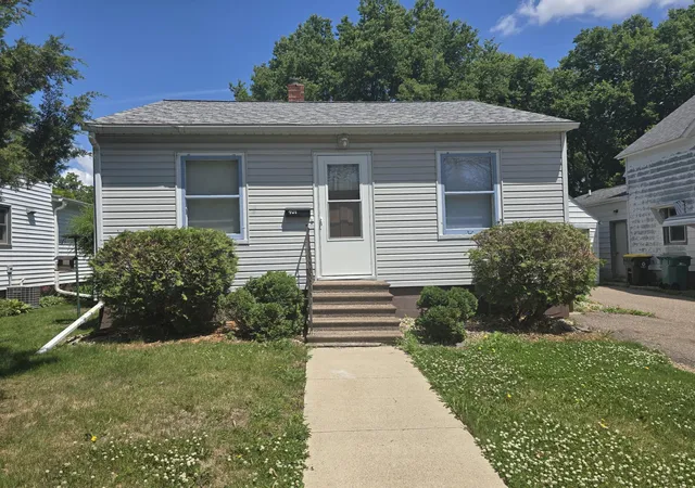 1st image of 401 Willow St, Fairmont, MN 56031 | MLS# 7098979