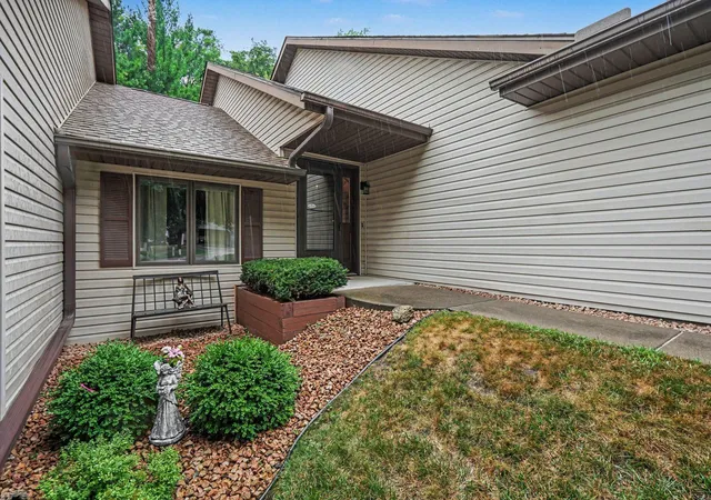 Photo 3 of Single family home for sale at 1698 Cobblestone Ct, Red Wing, MN 55066 | MLS# 7098980 | Listing updated on 2026-10-01