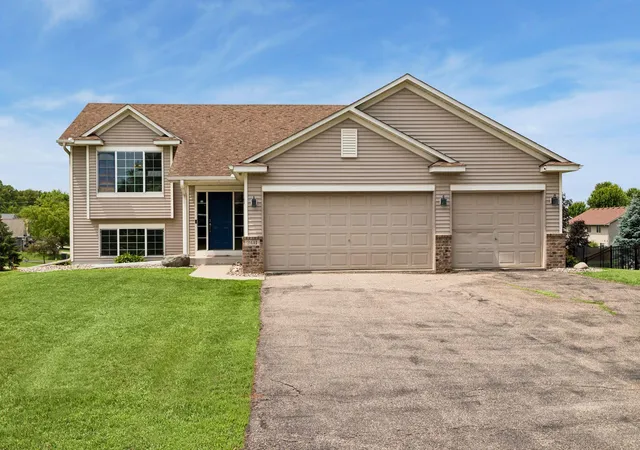 Photo 2 of Sale Pending at 2431 Big Oak Ln, Mayer, MN 55360 | MLS# 7098994 | Listing updated on 2026-09-28