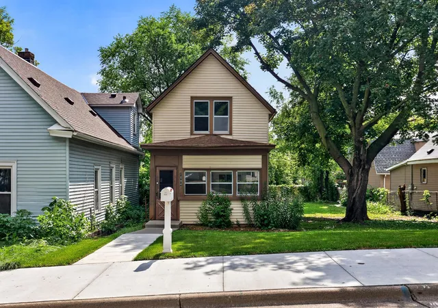 1st image of 1094 Kent St, Saint Paul, MN 55117 | MLS# 7099003