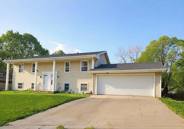 1st image of 8129 Yates Ave N, Brooklyn Park, MN 55443 | MLS# 7099067