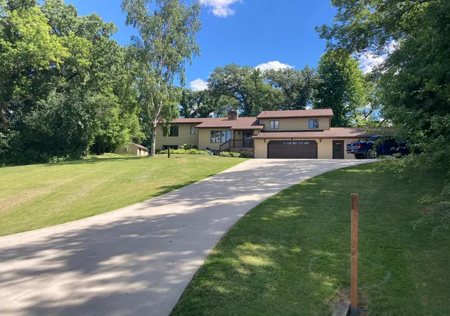 1st image of 17910 Wedgewood Dr, Zumbrota, MN 55992 | MLS# 7099088
