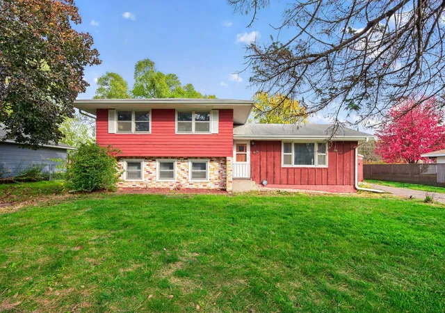 Photo 1 of Single family home for sale at 1430 Summit Ave, Saint Paul Park, MN 55071 | MLS# 7099229 | Listing updated on 2026-10-31