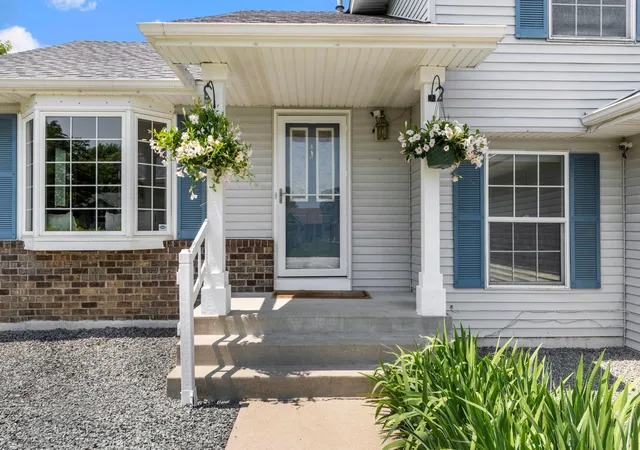 Photo 3 of Sale Pending at 4629 Weston Hills Dr, Saint Paul, MN 55123 | MLS# 7099293 | Listing updated on 2026-09-02