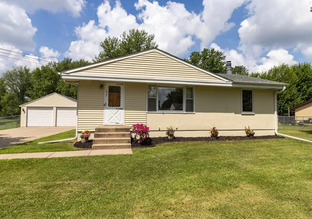 Homes for sale in Maplewood, MN | 1957 Payne Ave, Maplewood, MN 55117 | MLS# 7099357