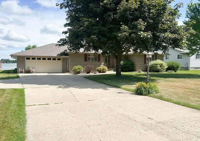 Homes for sale in Worthington, MN | 1010 S Shore Dr, Worthington, MN 56187 | MLS# 7099359
