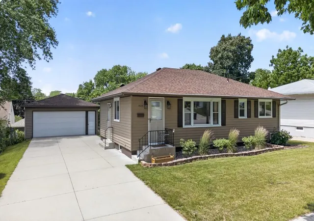 1st image of 1525 11th Ave Ne, Rochester, MN 55906 | MLS# 7099367