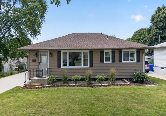 2nd image of 1525 11th Ave Ne, Rochester, MN 55906 | MLS# 7099367