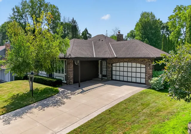 Photo 2 of Sale Pending at 21 Carriage Ln, Burnsville, MN 55306 | MLS# 7099475 | Listing updated on 2026-08-21
