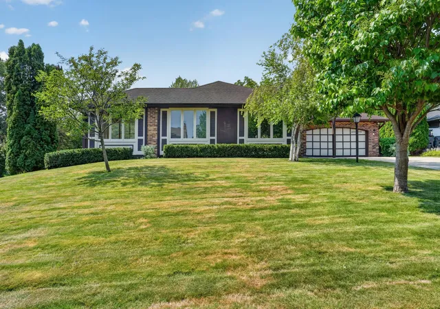 Photo 3 of Sale Pending at 21 Carriage Ln, Burnsville, MN 55306 | MLS# 7099475 | Listing updated on 2026-08-21