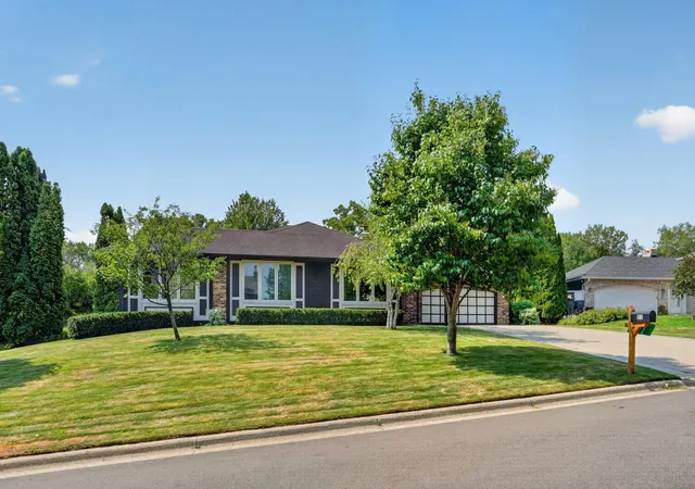 Photo 4 of Sale Pending at 21 Carriage Ln, Burnsville, MN 55306 | MLS# 7099475 | Listing updated on 2026-08-21