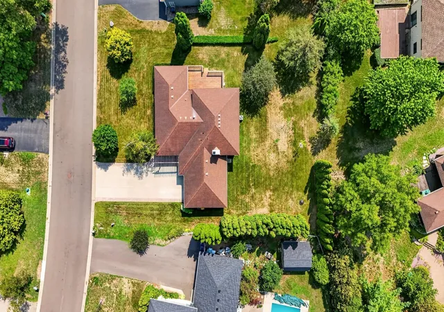 Photo 5 of Sale Pending at 21 Carriage Ln, Burnsville, MN 55306 | MLS# 7099475 | Listing updated on 2026-08-21