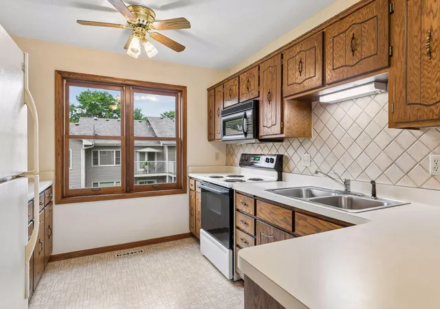 Listing Photo 5 - Condo for sale in building located at 1799 1/2 County Rd E E, White Bear Lake, MN 55110 - Unit #30