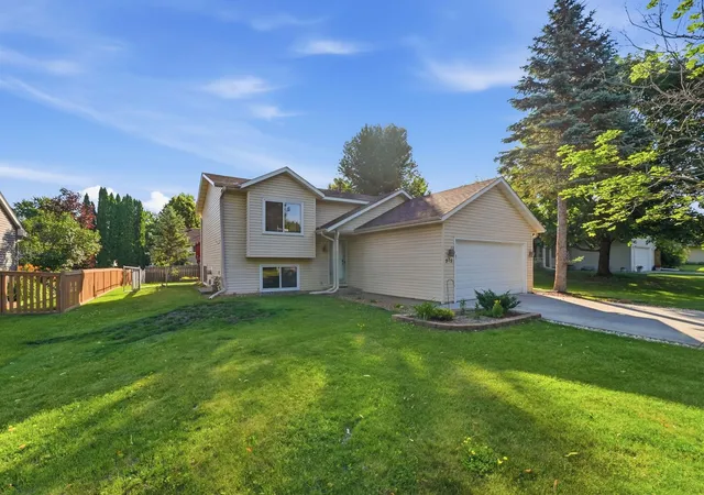 Homes for sale in Eagan, MN | 975 Savannah Rd, Eagan, MN 55123 | MLS# 7099526