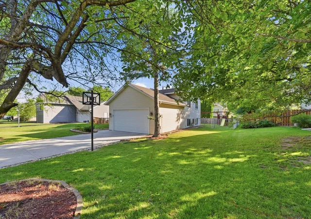 Homes for sale in Eagan, MN | 975 Savannah Rd, Eagan, MN 55123 | MLS# 7099526