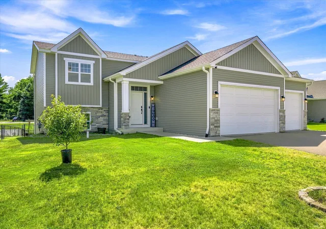 2nd image of 25707 Euclid Ave, Wyoming, MN 55092 | MLS# 7099585