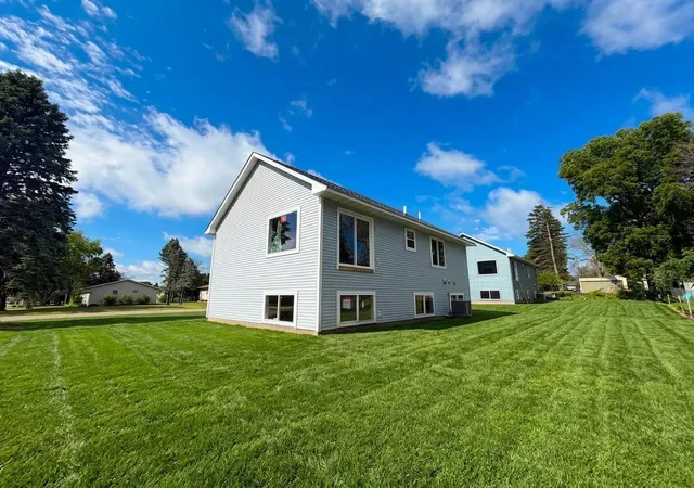 2nd image of 1304 Robinwood Ln, Faribault, MN 55021 | MLS# 7099588