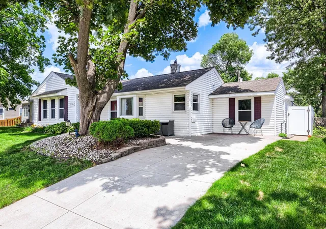 1st image of 114 Frost St W, South Saint Paul, MN 55075 | MLS# 7099602