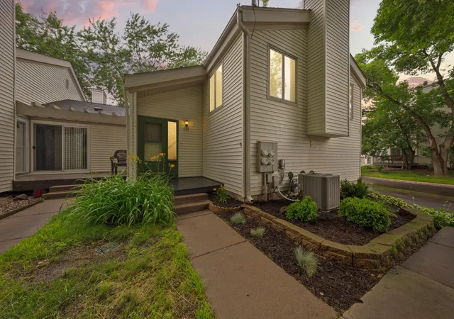 1st image of 435 Fontaine Ct, Saint Paul, MN 55125 | MLS# 7099724