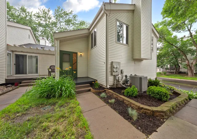 2nd image of 435 Fontaine Ct, Saint Paul, MN 55125 | MLS# 7099724