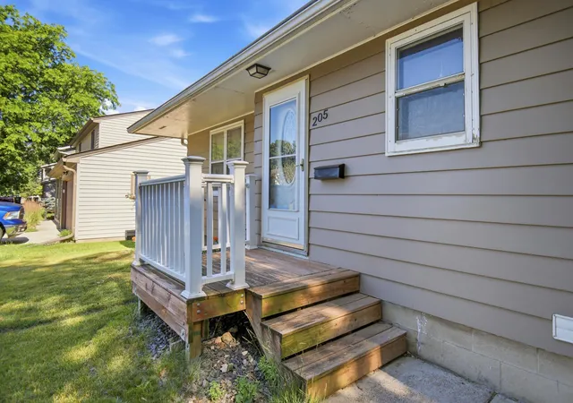 2nd image of 205 Burr Oak Dr, Albert Lea, MN 56007 | MLS# 7099734