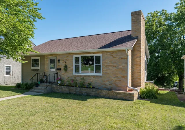 Homes for sale in New Ulm, MN | 611 S Broadway St, New Ulm, MN 56073 | MLS# 7099779