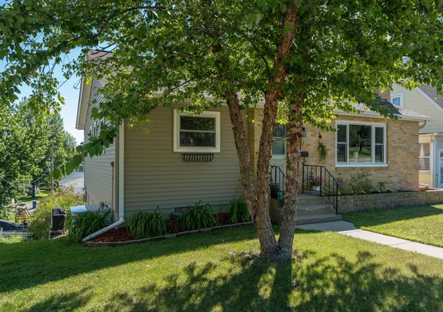 Homes for sale in New Ulm, MN | 611 S Broadway St, New Ulm, MN 56073 | MLS# 7099779