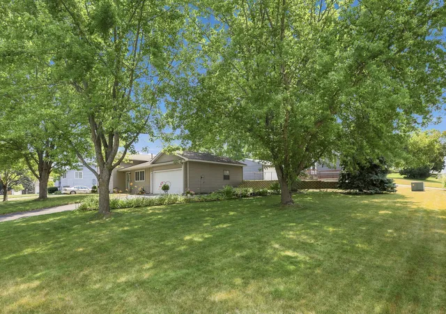 Photo 3 of Sale Pending at 19 Heights Rd Nw, Saint Michael, MN 55376 | MLS# 7099783 | Listing updated on 2026-10-01