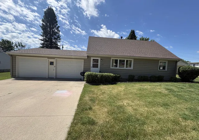 Homes for sale in Albert Lea, MN | 702 Glenview Dr, Albert Lea, MN 56007 | MLS# 7099813