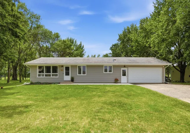 Homes for sale in Hutchinson, MN | 1150 13th Ave Nw, Hutchinson, MN 55350 | MLS# 7099834