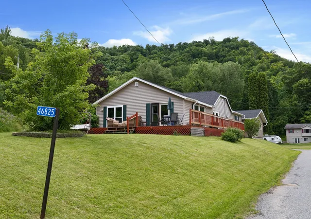 1st image of 46825 Oak Hill Ln, La Crescent, MN 55947 | MLS# 7099964